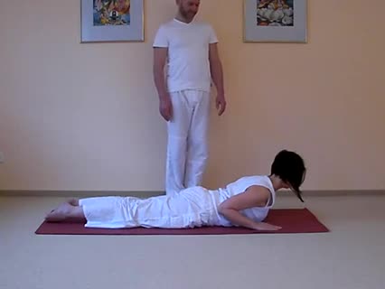 Kobra - Yoga Hilfestellungen und Korrekturen