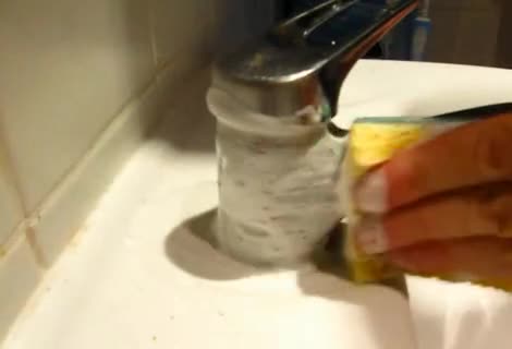Wasserhahn und Armaturen im Bad reinigen