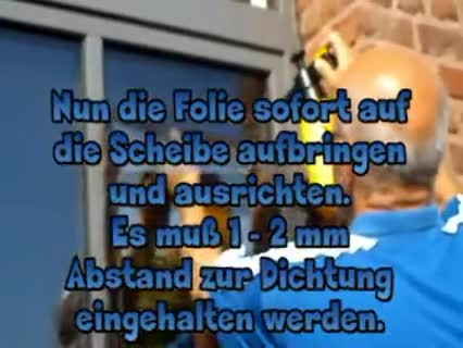Sonnenschutzfolie oder andere Fensterfolien verlegen.