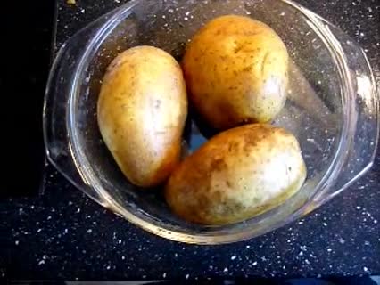 So gart man Kartoffeln in der Mikrowelle