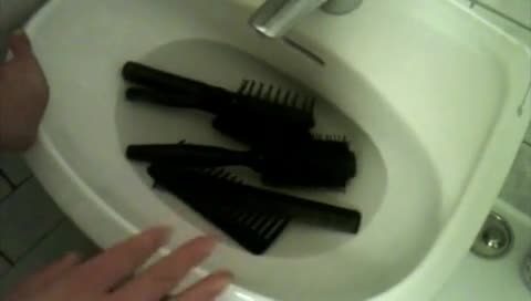 Haarbürsten pflegen und reinigen