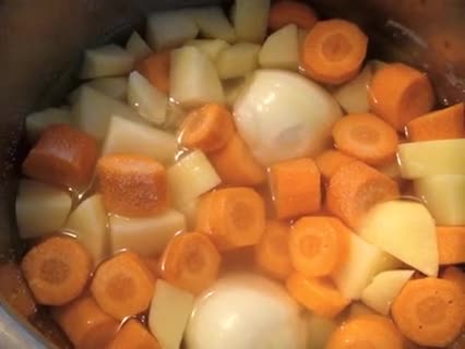 Billiges Essen kochen: Kartoffeln und Möhren durcheinander