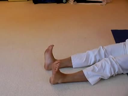 Beinuebungen im Sitzen - Yoga Vidya Gelenkübungen Teil 4