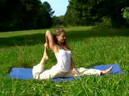 Yoga Spagat - Vorführung von Anjaneyasana