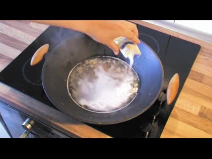 Verkrustungen in Töpfen und Pfannen ganz einfach mit Backpulver lösen!