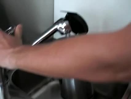 Kalk im Wasserkocher mit einfachem Hausmittel entfernen