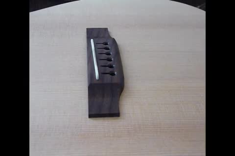 Gitarrensaiten auswechseln bei einer Westerngitarre