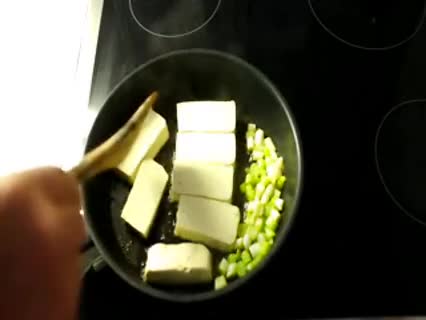 Würzig: Tofu gebraten mit Lauchzwiebeln