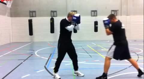 Boxschlag durch Rückschritt richtig ausweichen