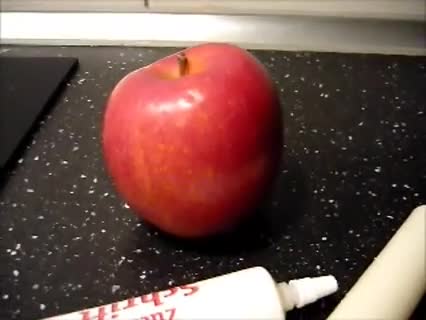 Apfel als weihnachtlicher Kerzenständer 