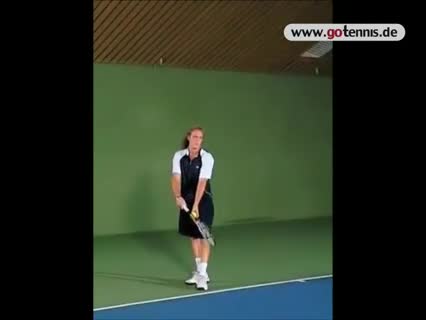Wie spiele ich einen Aufschlag Slice im Tennis?