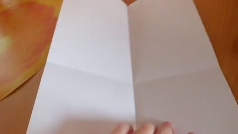 Ein stück Papier zum Buch falten.