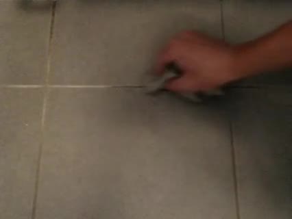 Fliesenfugen im Badezimmer reinigen