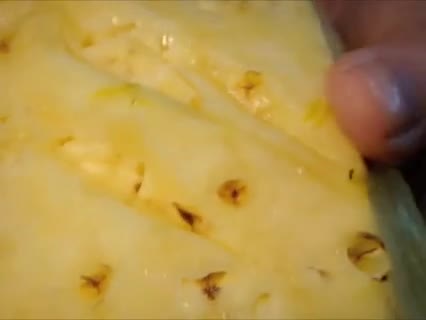 Ananas richtig schneiden