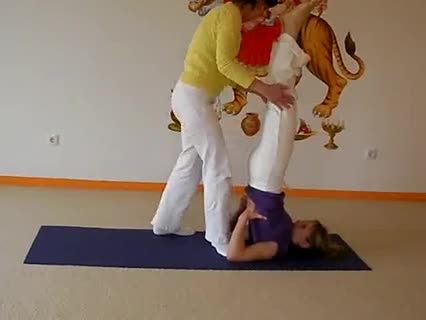 Schulterstand - Hilfestellungen aus dem Hatha Yoga