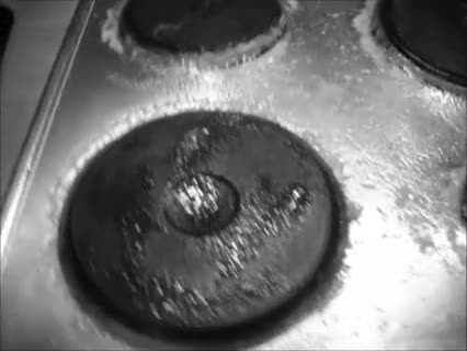 Alte Herdplatten und Edelstahloberflächen reinigen