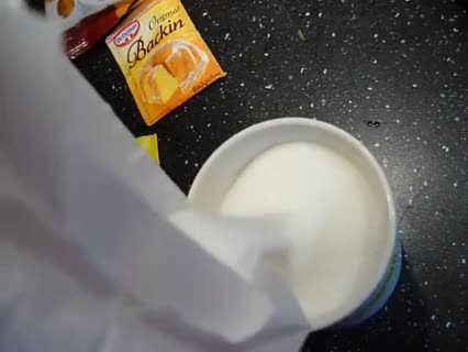einfaches Rezept für Schoko-Nuss-Tassenkuchen mit Sprudel