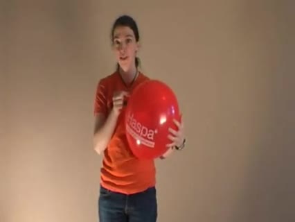 Mit einer Nadel in einen Luftballon stechen.