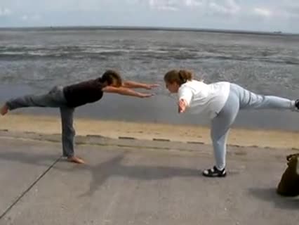 Das Flugzeug - Yoga Übung mit Satyarupa und Rukmini