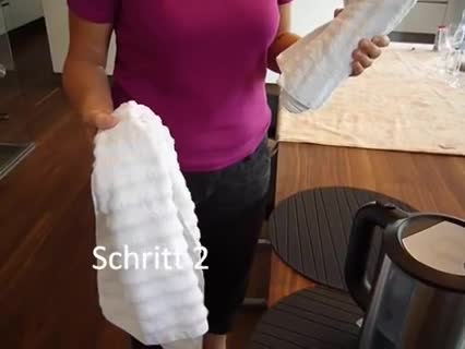 Gegen Verspannungen: Heiße Rolle (traditionell mit heißem Wasser gemacht)