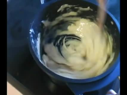 Profiteroles mit Kaffeecreme und Schokosauce
