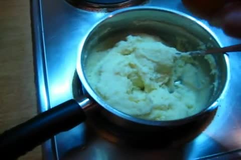 Griessklösschen zubereiten als Einlage in Suppe oder Eintopf