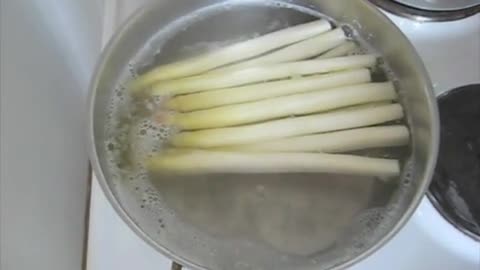 Spargel-Burger mit pochiertem Ei