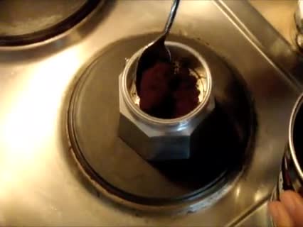 Espresso kochen mit einer Espressokanne