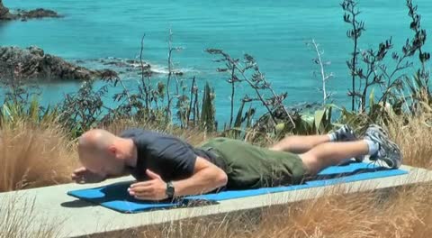 Fitnessübung gegen Rückenschmerzen, halber Schwimmer.