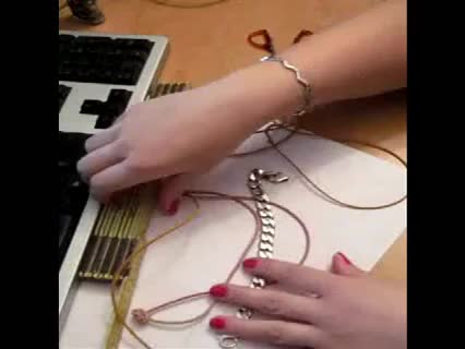 Anleitung: Armband knüpfen in Macramee-Technik