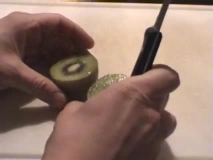Kiwi essen! Mit Löffel