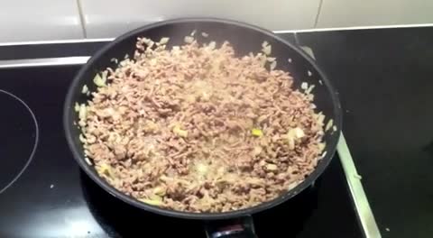 Hackfleisch-Schafskäse-Auflauf zubereiten