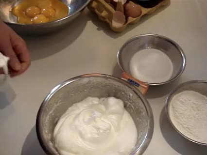 So backt man dunklen Tortenboden (Biskuitboden) 