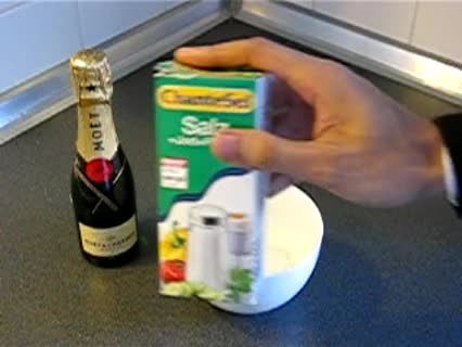 Schneller Champagner kühlen - mit Salz in der Eisschale