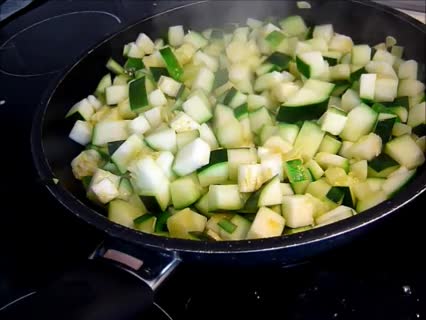Schnelles Gericht mit Zucchini: Zucchini-Pfanne mit Schafskäse