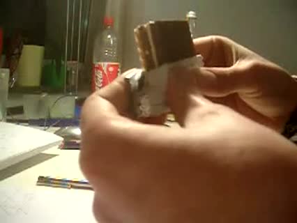 Wie packt man einen Knoppers aus?