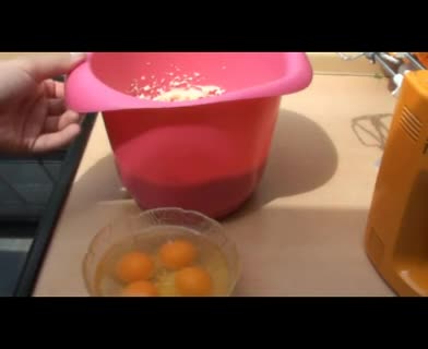 Gugelhupf backen: Rezept für einen Nuss-Gugelhupf