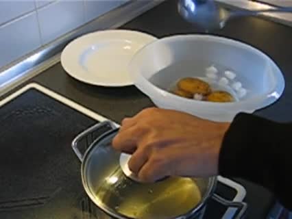 Trick: Kartoffeln schälen mit zwei Handgriffen
