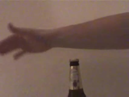 Bierflasche mit Arm aufdrehen (Drehverschluss)
