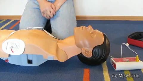 Reanimation / Herz-Lungen-Wiederbelebung mit AED (nach ERC 2010 Richtlinien) 