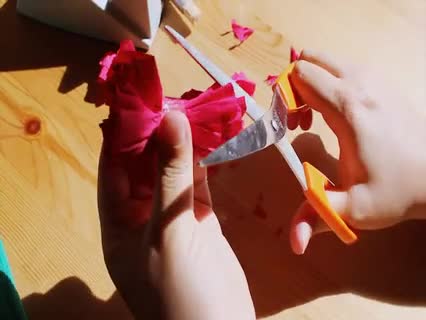 Blume aus Krepppapier basteln