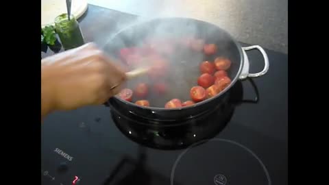 Preiswert und schnell gekocht: Ravioli mit Cocktailtomaten und Pesto