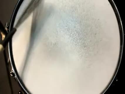 So spielt man mit dem Besen auf der Snare