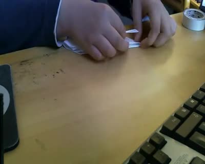 Wie bastelt man eine Knalltüte aus Papier?