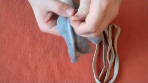 Kleiner Geist: Katzenspielzeug aus alten Socken und Schnürsenkeln basteln