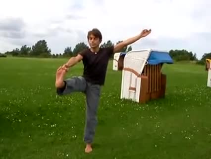 Gleichgewichtige Stehende Vorwärtsbeuge - Yoga Übung zum Mit