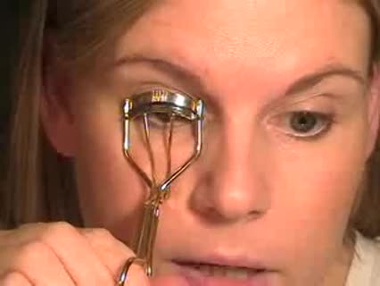 Bezaubernder Augenaufschlag durch geschwungende Wimpern
