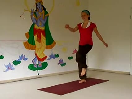 Gehen auf der Stelle - Yoga Übung für mehr Energie
