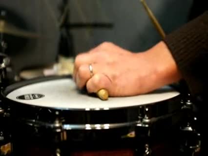 Schlagzeug: Rimshots auf der Snare Drum spielen