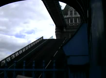 Die Tower Bridge aus London fährt hoch